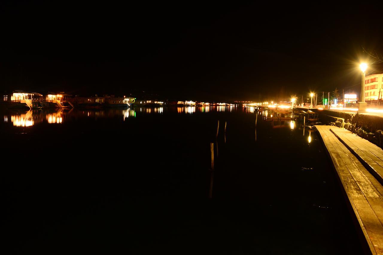 Lake Palace Group Of House Boats Srinagar  Exterior photo