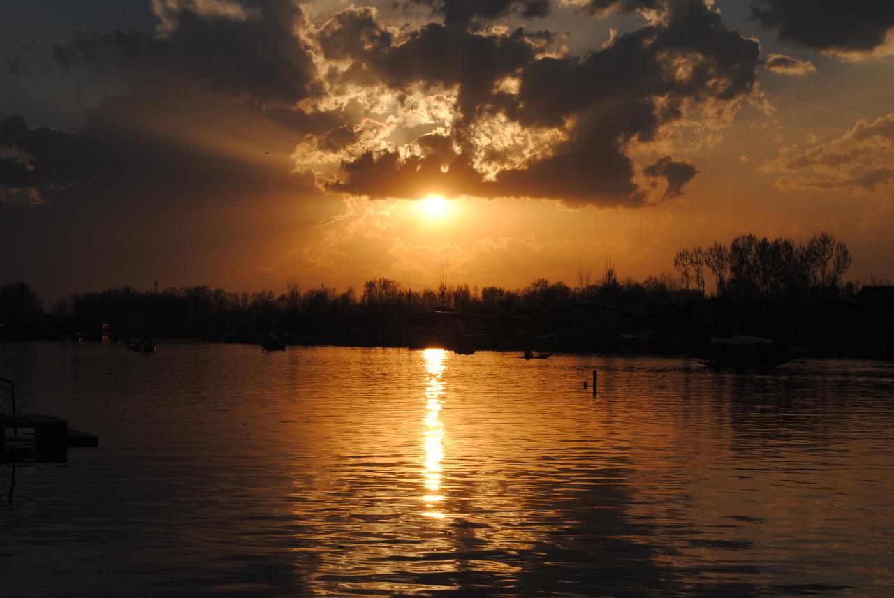 Lake Palace Group Of House Boats Srinagar  Exterior photo